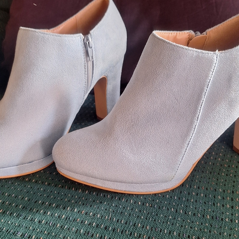 NWOT light blue seude like booties size 10